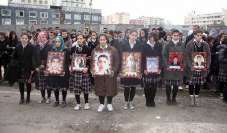 Acılı Anneler, Çocuklarını Kaybettikleri Dershane Önünde Gözyaşı Dökecek