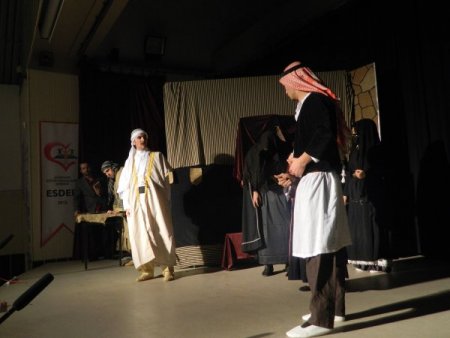 Acıpayam Eğitim Sevdalıları Derneği tiyatro gösterisi düzenledi