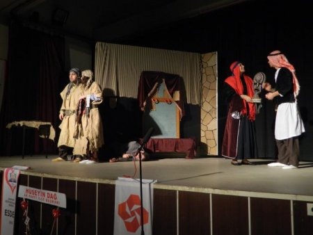 Acıpayam Eğitim Sevdalıları Derneği tiyatro gösterisi düzenledi