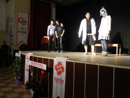 Acıpayam Eğitim Sevdalıları Derneği tiyatro gösterisi düzenledi