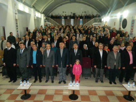 Acıpayam Eğitim Sevdalıları Derneği tiyatro gösterisi düzenledi