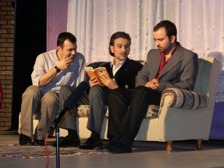 Acıpayam Eğitim Sevdalıları Derneği tiyatro gösterisi düzenledi