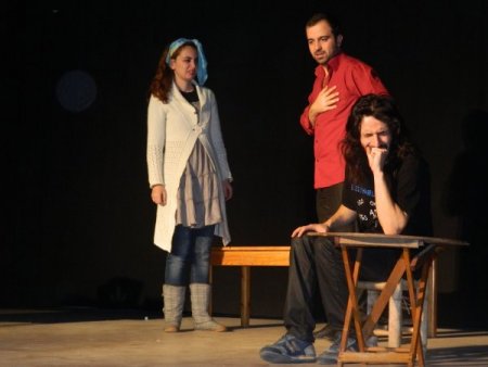 Acıpayam Eğitim Sevdalıları Derneği tiyatro gösterisi düzenledi