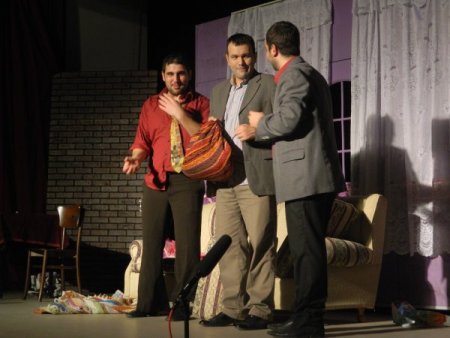 Acıpayam Eğitim Sevdalıları Derneği tiyatro gösterisi düzenledi