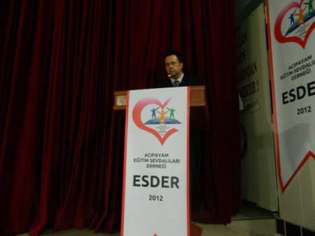 Acıpayam Eğitim Sevdalıları Derneği tiyatro gösterisi düzenledi