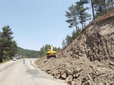 Acıpayam'ın 'Ölüm Noktası'nda Yol Genişletme Çalışmaları Başladı