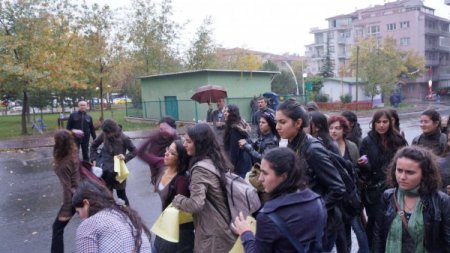 Açlık grevi eyleminde polise boyalı balon