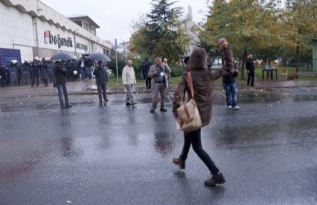 Açlık grevi eyleminde polise boyalı balon