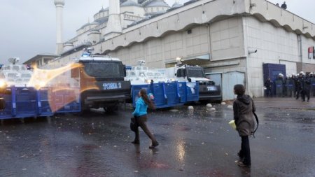 Açlık grevi eyleminde polise boyalı balon