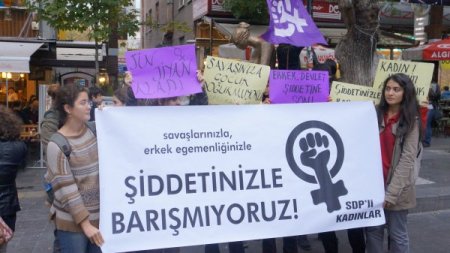 Açlık grevi eyleminde polise boyalı balon