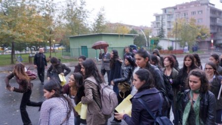 Açlık grevi eyleminde polise boyalı balon