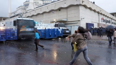 Açlık grevi eyleminde polise boyalı balon
