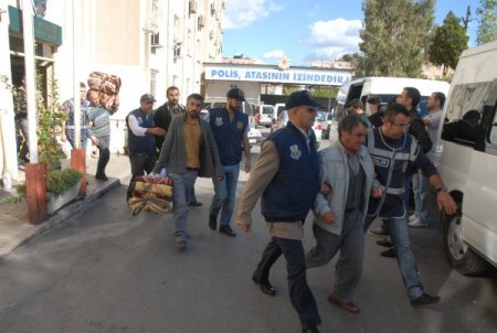 Açlık grevine destek için polis taşlayan 13 kişi gözaltına alındı
