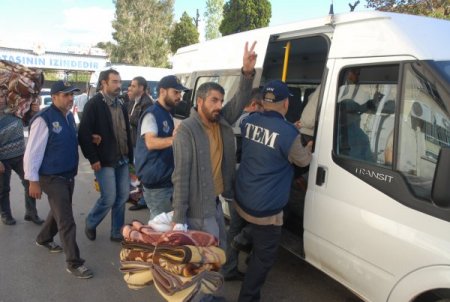 Açlık grevine destek için polis taşlayan 13 kişi gözaltına alındı