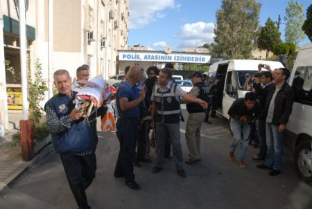 Açlık grevine destek için polis taşlayan 13 kişi gözaltına alındı