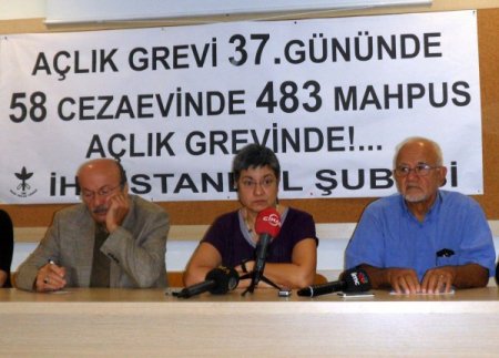 Açlık grevlerine basın toplantısıyla dikkat çekildi