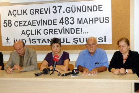 Açlık grevlerine basın toplantısıyla dikkat çekildi