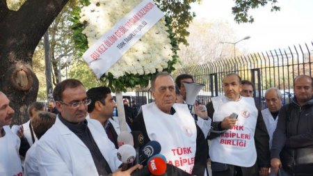 Adalet Bakanlığı önünde beyaz çelenkli eylem