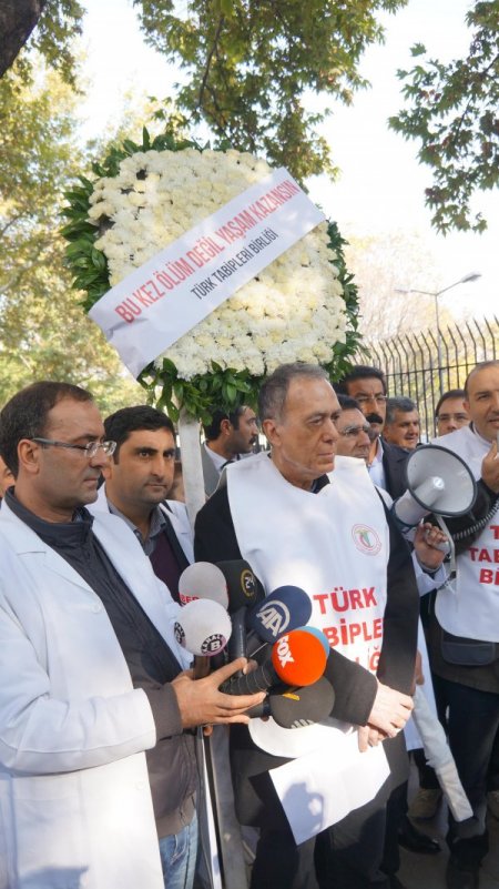 Adalet Bakanlığı önünde beyaz çelenkli eylem