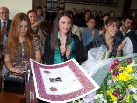 Adana Barosu Başkanı Erbek, Avukatlığa Adım Atan Meslektaşlarına Ruhsatlarını Verdi