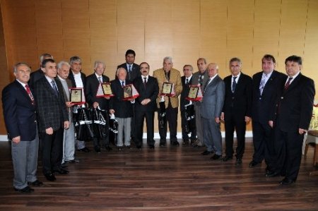 Adana Demirspor’un efsane futbolcularına Vali Coş’tan plaket