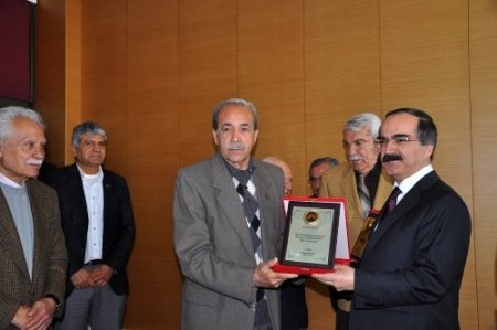 Adana Demirspor’un efsane futbolcularına Vali Coş’tan plaket