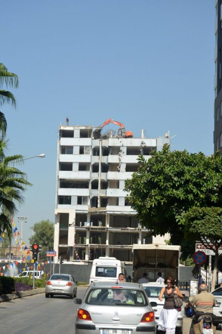 Adana Demirspor'un eski binası yıkılıyor