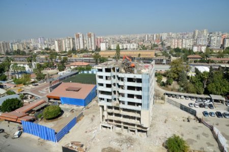 Adana Demirspor'un eski binası yıkılıyor