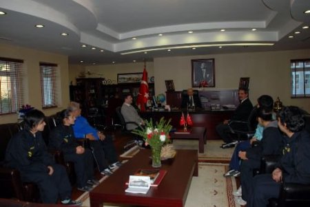 Adana İdmanyurdu Bayan Futbol Takımı, Vali Atış'a Forma Hediye Etti