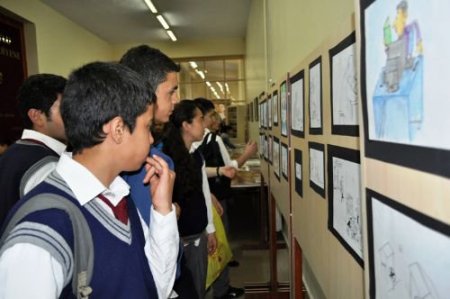 Adana İl Halk Kütüphanesi Müdürü Arslan, Karikatür Sergisi Açtı