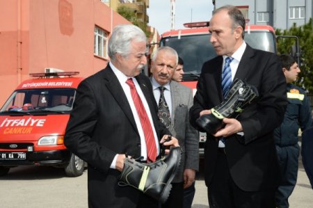 Adana itfaiyesine yanmayan elbise alındı