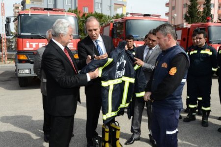 Adana itfaiyesine yanmayan elbise alındı