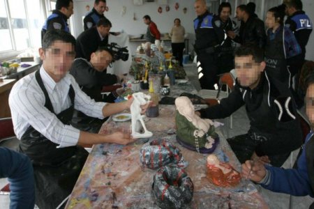 Adana polisi, madde bağımlısı gençlere 'yaşam koçu' oldu