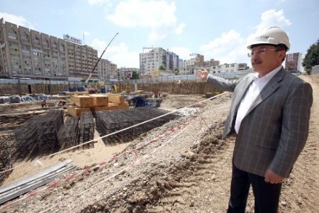 Adana Şehir Meydanı inşaatı sürüyor