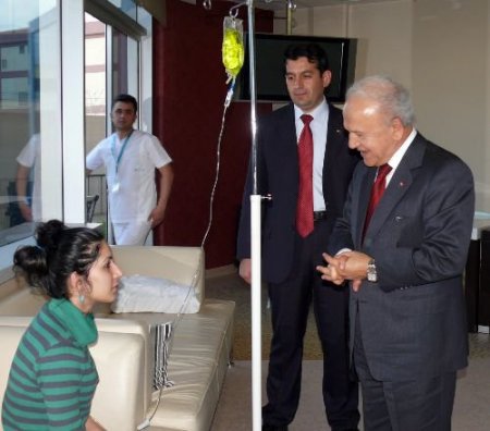 Adana Valisi Atış, Uyuşturucu Tedavisine Gönderdiği Gençleri Ziyaret Etti