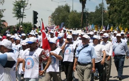 Adana’da 1 Mayıs 38 derece sıcakta davul zurnayla kutlandı