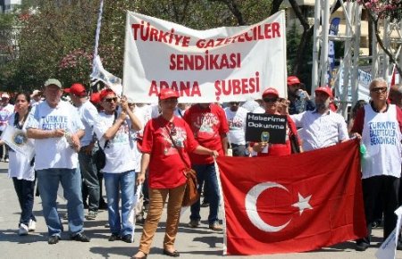 Adana’da 1 Mayıs 38 derece sıcakta davul zurnayla kutlandı