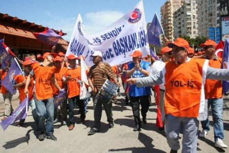 Adana’da 1 Mayıs 38 derece sıcakta davul zurnayla kutlandı