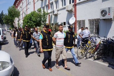 Adana'da 180 polisle yapılan şafak operasyonda 14 kişi yakalandı