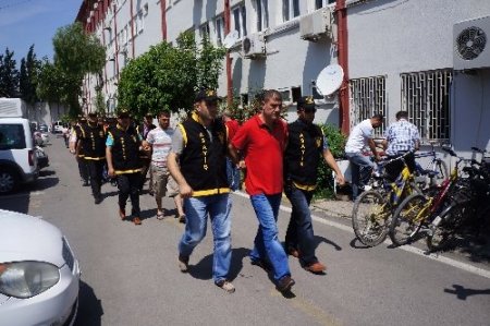 Adana'da 180 polisle yapılan şafak operasyonda 14 kişi yakalandı