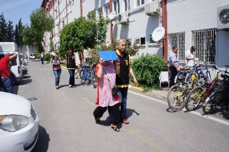 Adana'da 180 polisle yapılan şafak operasyonda 14 kişi yakalandı