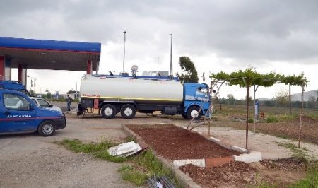 Adana'da 21 bin litre kaçak akaryakıt ele geçirildi