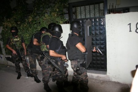 Adana'da 500 polisin katıldığı şafak operasyonu
