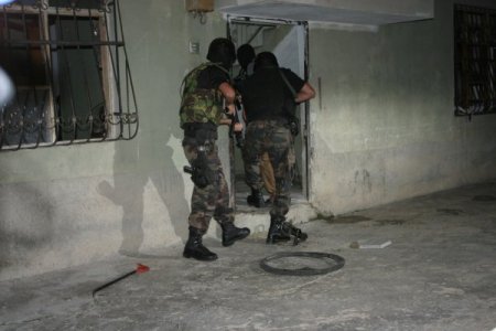 Adana'da 500 polisin katıldığı şafak operasyonu
