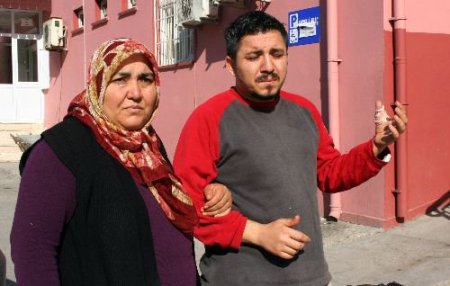 Adana'da Acemi Kasaplar Yine Kendilerini Yaraladı
