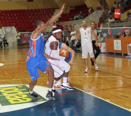 Adana’da bastetbolda ilk maçın galibi Pınar Karşıyaka oldu