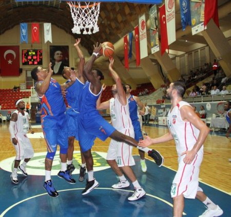 Adana’da bastetbolda ilk maçın galibi Pınar Karşıyaka oldu