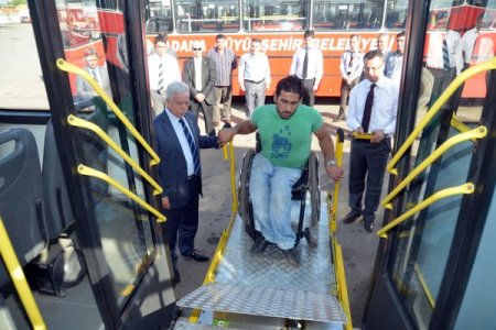 Adana'da belediye otobüslerine binmek için 'engel' kalmadı