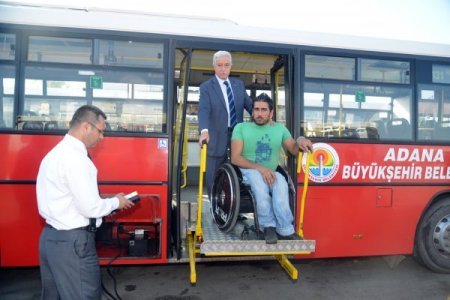 Adana'da belediye otobüslerine binmek için 'engel' kalmadı