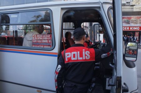 Adana'da dolmuşlar adeta silah deposu gibi